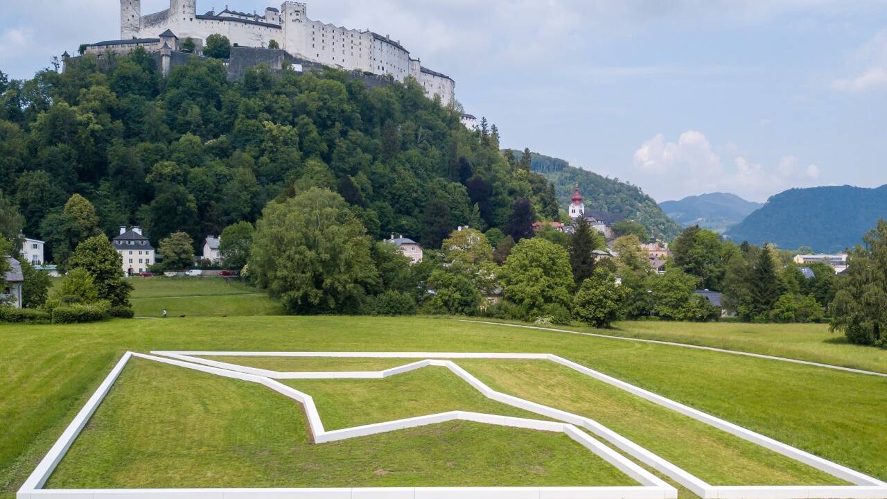 Der weiße Stern („Down to the Ground“) von Paul Wallach auf dem Krauthügel in Salzburg. 