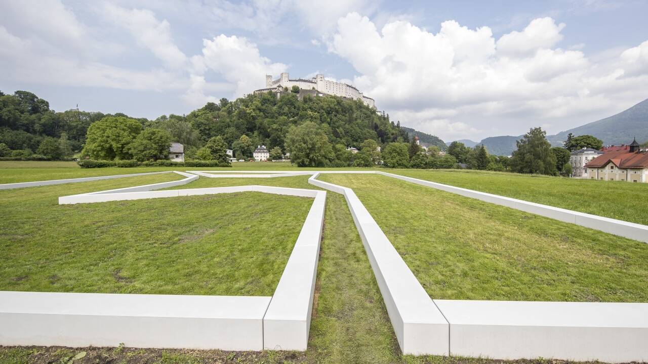 Der weiße Stern („Down to the Ground“) von Paul Wallach auf dem Krauthügel in Salzburg. 