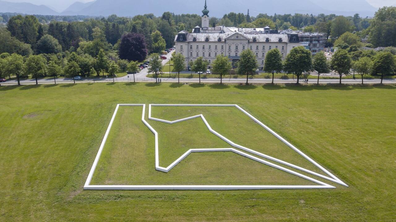 Der weiße Stern („Down to the Ground“) von Paul Wallach auf dem Krauthügel in Salzburg. 