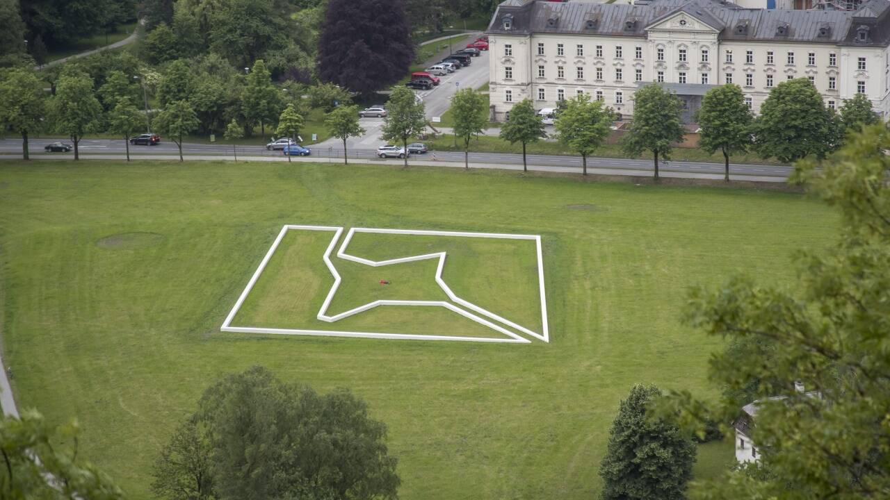 Der weiße Stern („Down to the Ground“) von Paul Wallach auf dem Krauthügel in Salzburg. 