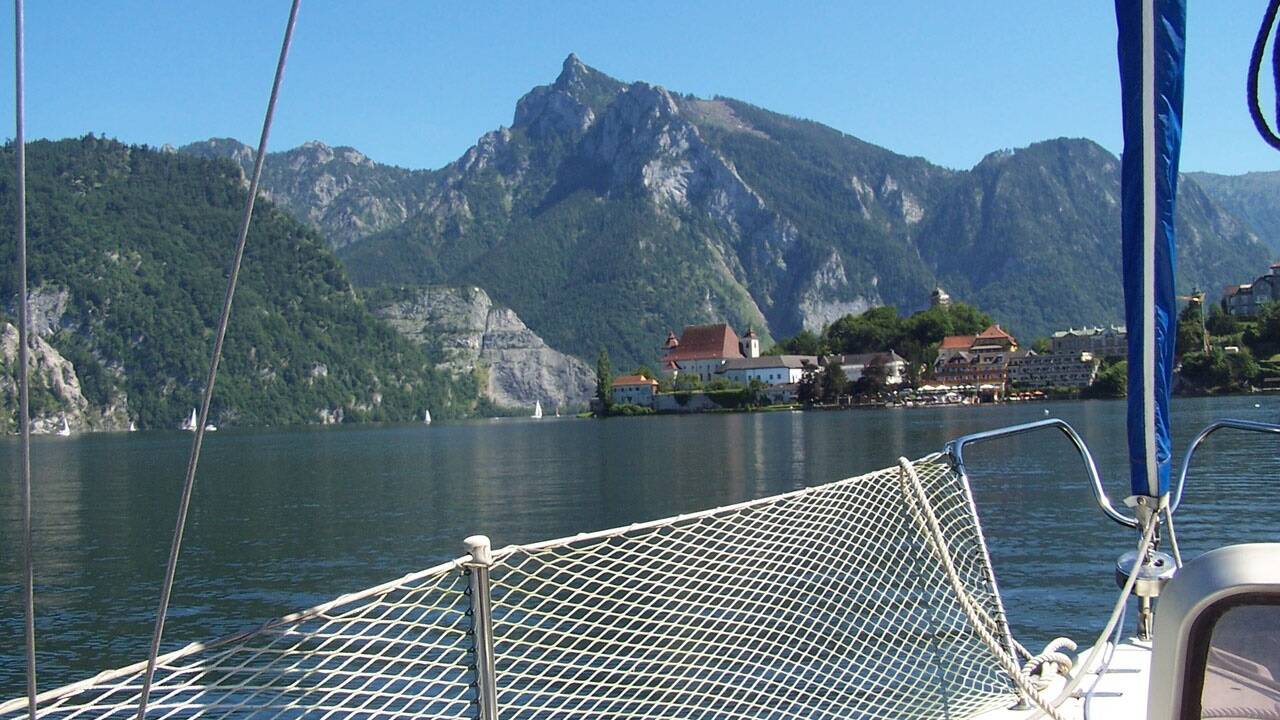 In und um das Salzkammergut bieten sich viele interessante Segelreviere. 