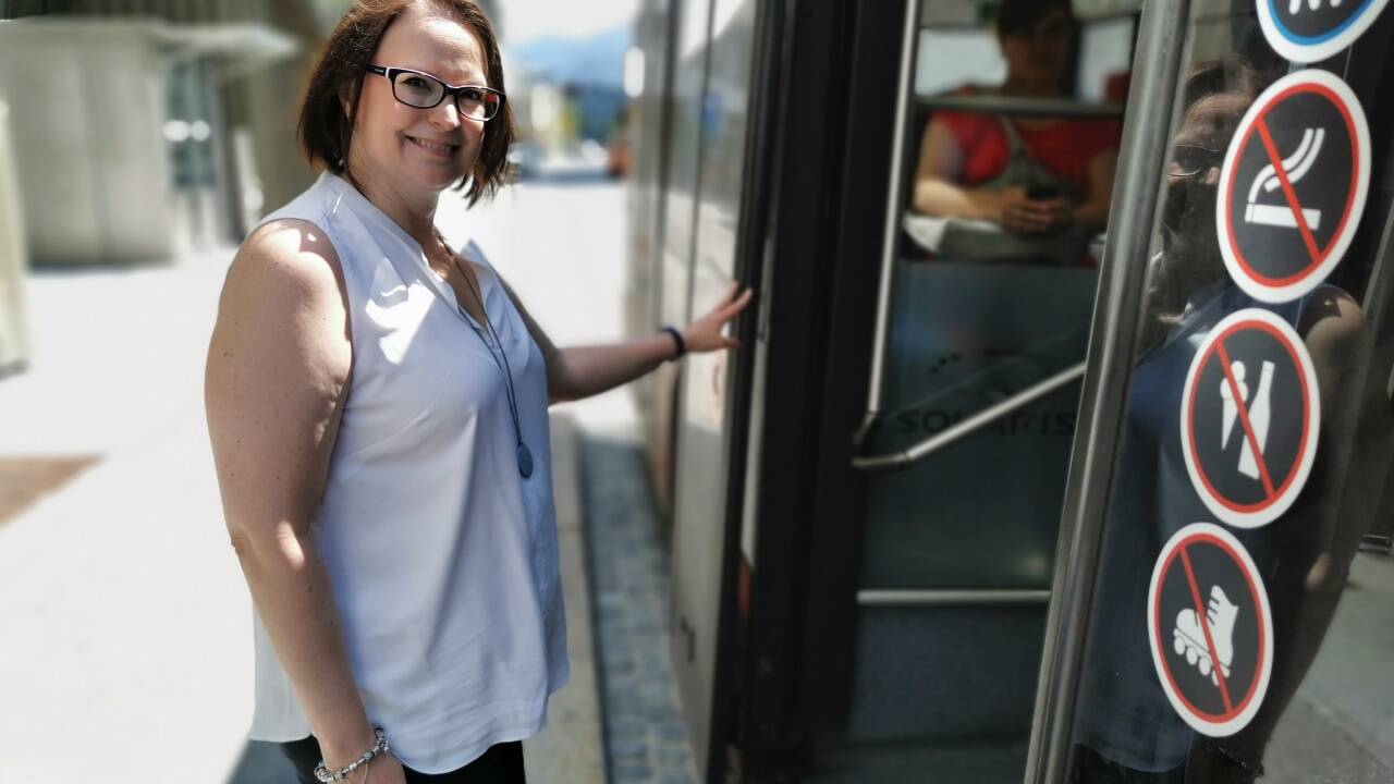 Yvonne Kienberger fährt jeden Tag mit dem Bus in ihre Firma.  