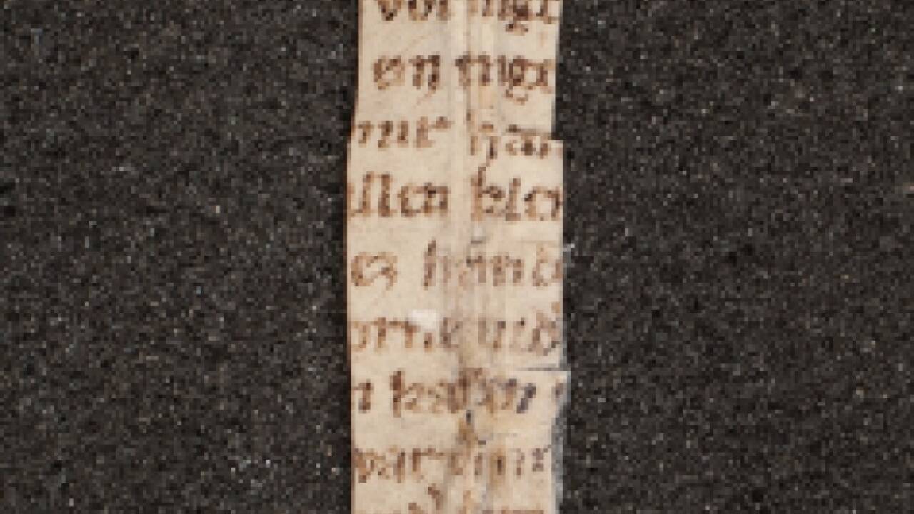 Dieser schmale Streifen Papier enthält ein erotisches Gedicht 