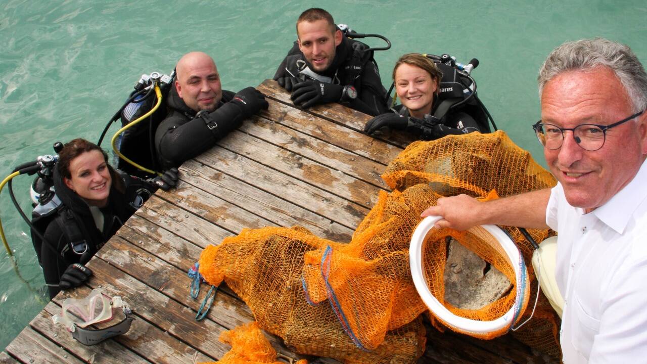 Die Mülltaucher Sascha Krüger, Konny Steidl, Jacqueline Kampner und Alexander Stinglmair am Wolfgangsee. Der einzige, der am trockenen Steg blieb, war LH-Stv. Umweltreferent Heinrich Schellhorn.  