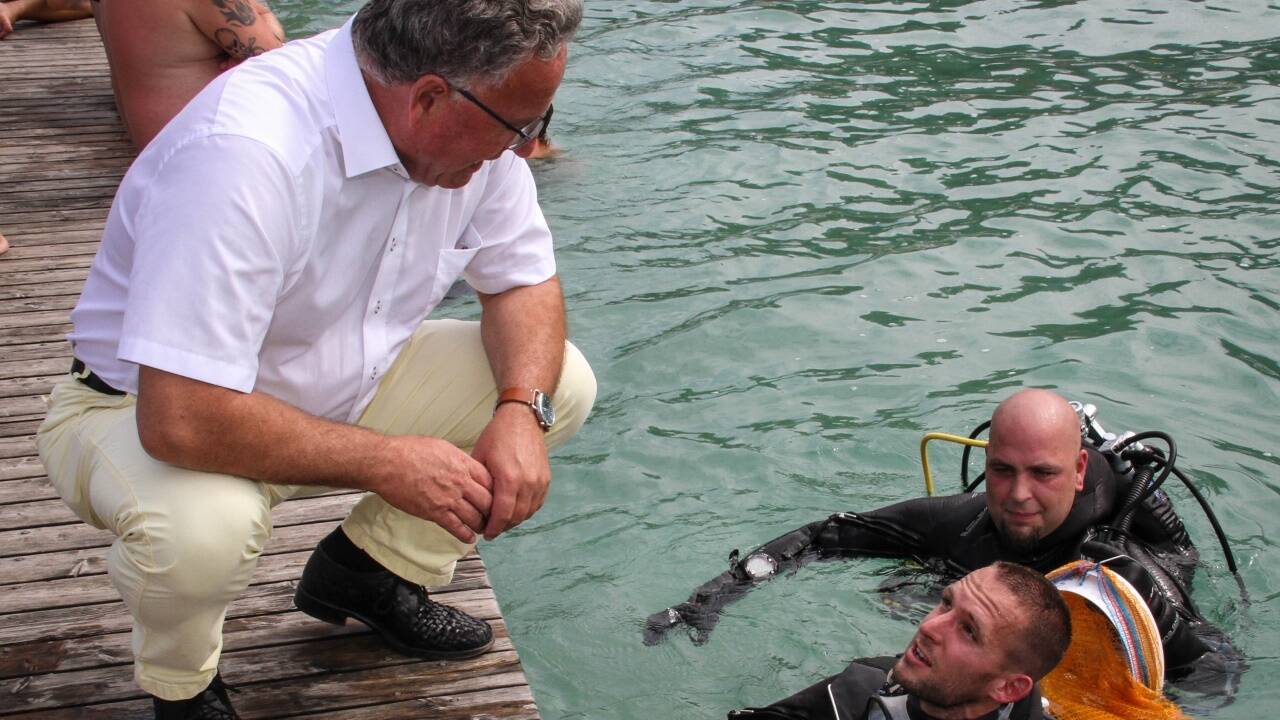 Der Umweltreferent im Sommeroutfit – die Taucher im Einsatz.  
