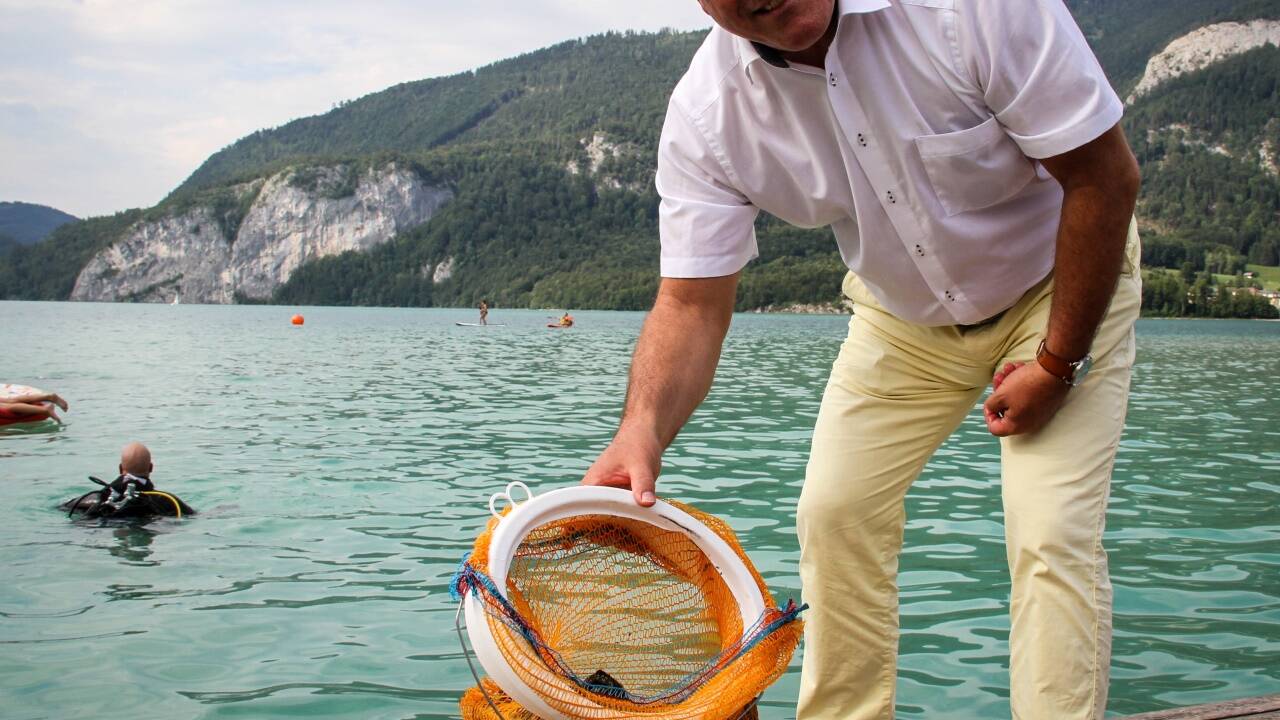 LH-Stv. Heinrich Schellhorn mit den „Altlasten“, die die Taucher heraufgeholt haben.  