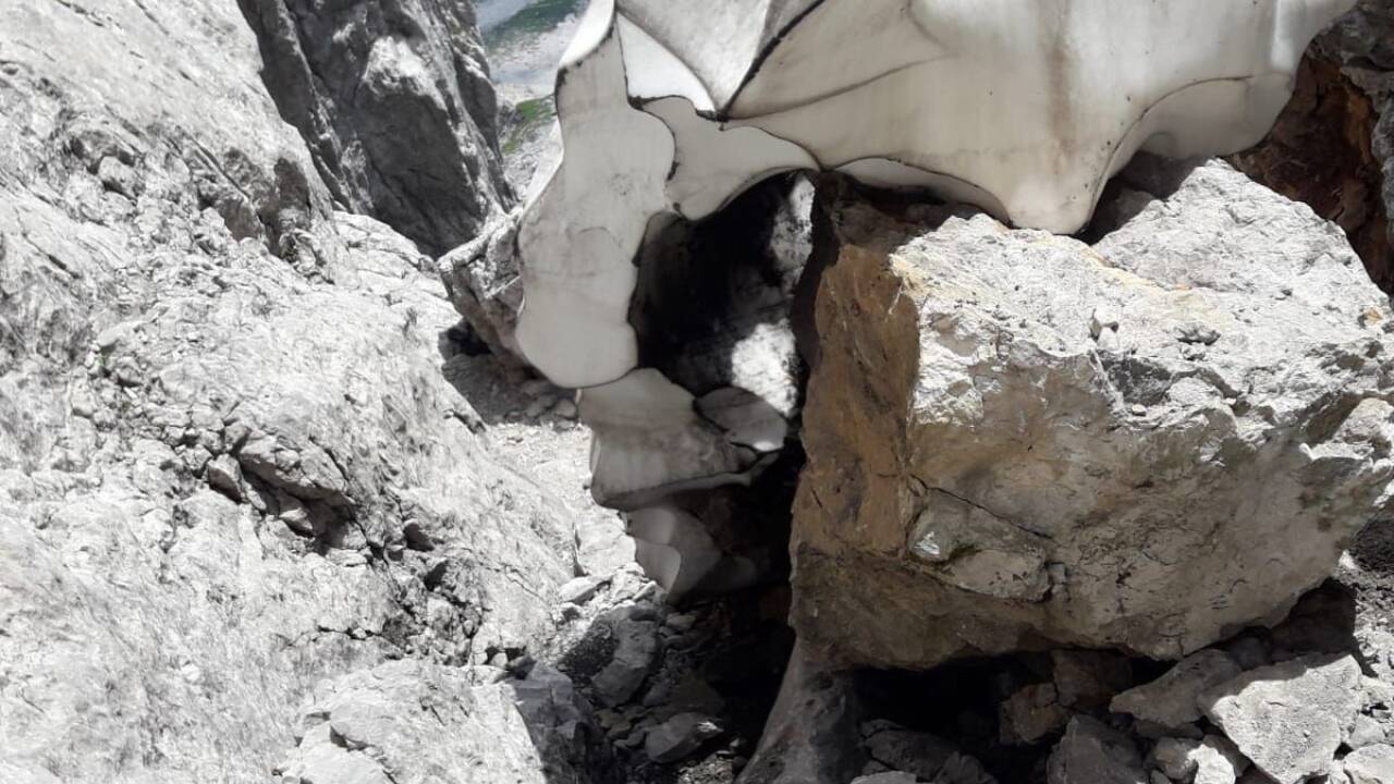 In der Mützenschlucht auf dem Weg zur Bischofsmütze droht ein Felssturz. Apert dieser Stein (Bild) aus, könnte sich ein darunter befindliche Klemmblock lösen. Die Normalroute von Filzmoos aus auf die Bischofsmütze ist daher bis auf Weiteres gesperrt. In der Mützenschlucht auf dem Weg zur Bischofsmütze droht ein Felssturz. Apert dieser Stein (Bild) aus, könnte sich ein darunter befindliche Klemmblock lösen. Die Normalroute von Filzmoos aus auf die Bischofsmütze ist daher bis auf Weiteres gesperrt.