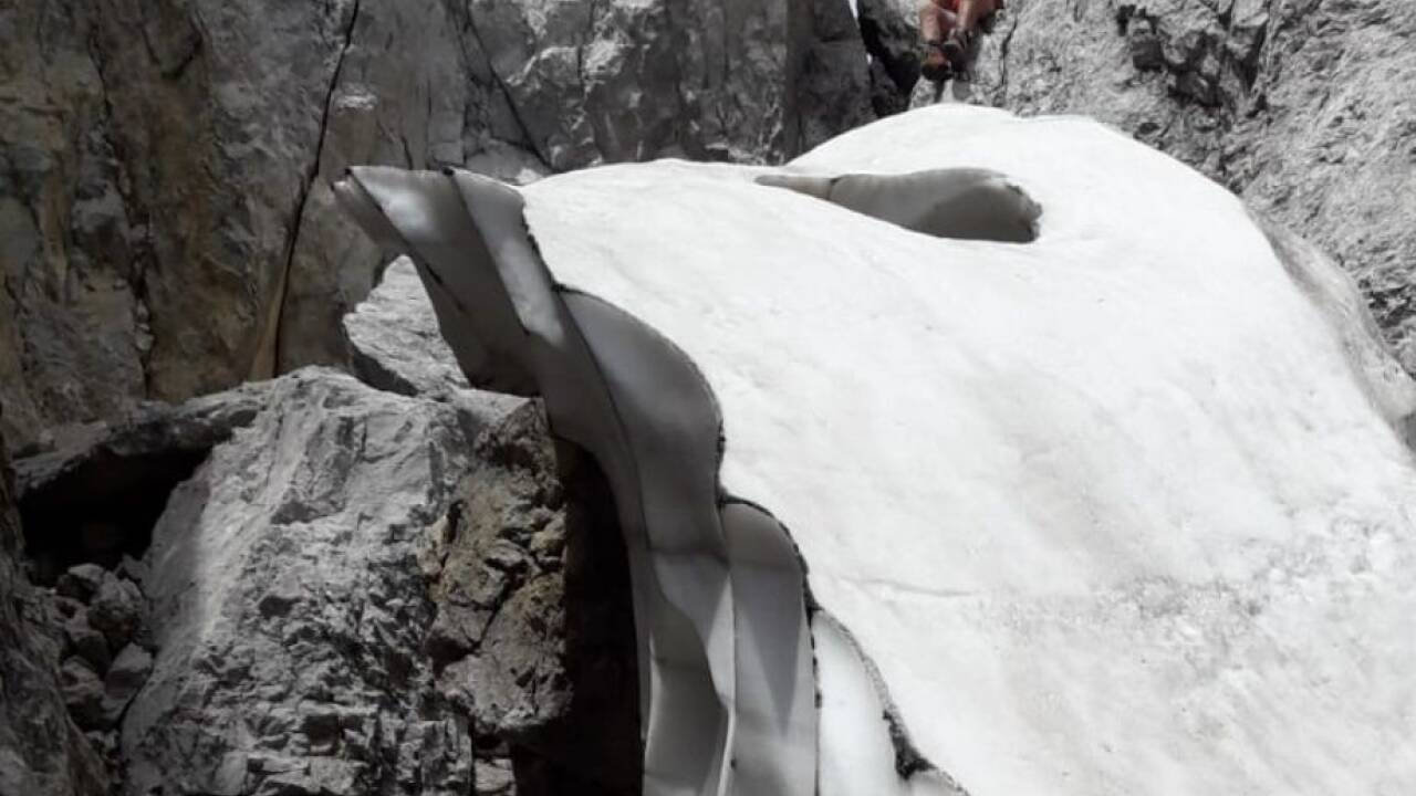 In der Mützenschlucht auf dem Weg zur Bischofsmütze droht ein Felssturz. Apert dieser Stein (Bild) aus, könnte sich ein darunter befindliche Klemmblock lösen. Die Normalroute von Filzmoos aus auf die Bischofsmütze ist daher bis auf Weiteres gesperrt. In der Mützenschlucht auf dem Weg zur Bischofsmütze droht ein Felssturz. Apert dieser Stein (Bild) aus, könnte sich ein darunter befindliche Klemmblock lösen. Die Normalroute von Filzmoos aus auf die Bischofsmütze ist daher bis auf Weiteres gesperrt.