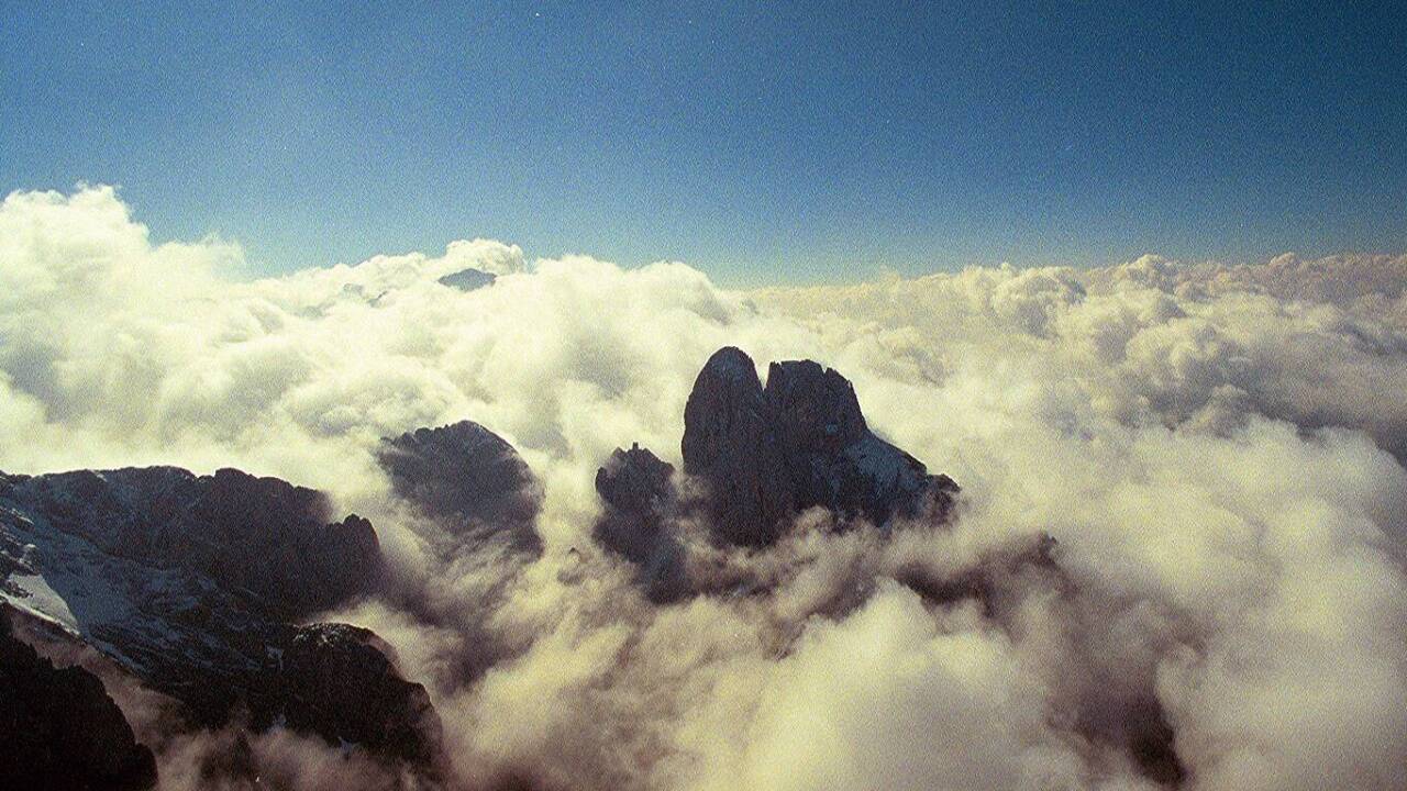 In der Mützenschlucht auf dem Weg zur Bischofsmütze droht ein Felssturz. Apert dieser Stein (Bild) aus, könnte sich ein darunter befindliche Klemmblock lösen. Die Normalroute von Filzmoos aus auf die Bischofsmütze ist daher bis auf Weiteres gesperrt. In der Mützenschlucht auf dem Weg zur Bischofsmütze droht ein Felssturz. Apert dieser Stein (Bild) aus, könnte sich ein darunter befindliche Klemmblock lösen. Die Normalroute von Filzmoos aus auf die Bischofsmütze ist daher bis auf Weiteres gesperrt.