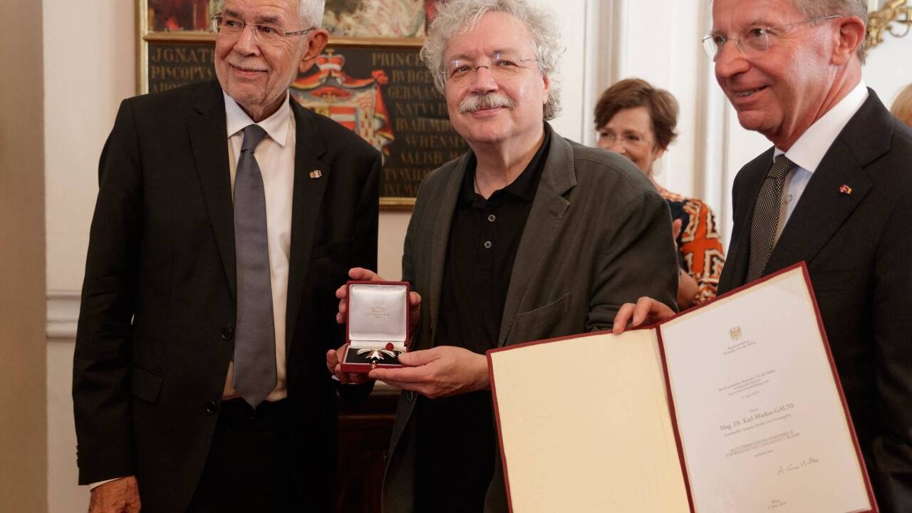 Bundespräsident Alexander Van der Bellen , Karl Markus Gauß und Salzburgs Landeshauptmann Wilfried Haslauer (ÖVP) anlässlich der Überreichung des Ehrenzeichens für Wissenschaft und Kunst 1. Klasse an Karl Markus Gauß.  