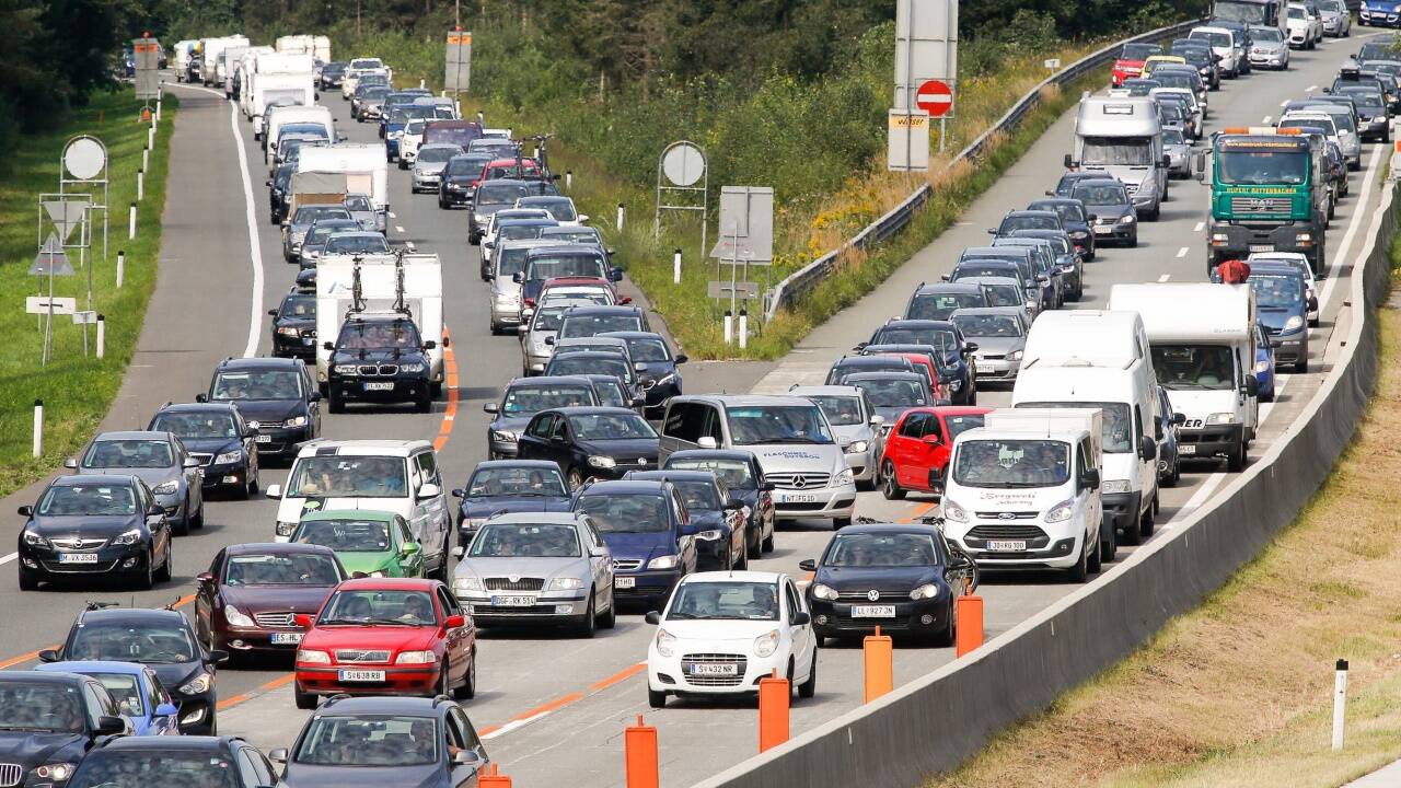 Viel Verkehr auf der Autobahn.   Viel Verkehr auf der Autobahn.