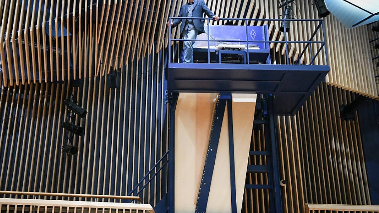 Das Klavier ist an der Wand des Konzerthauses in Ventspils montiert 