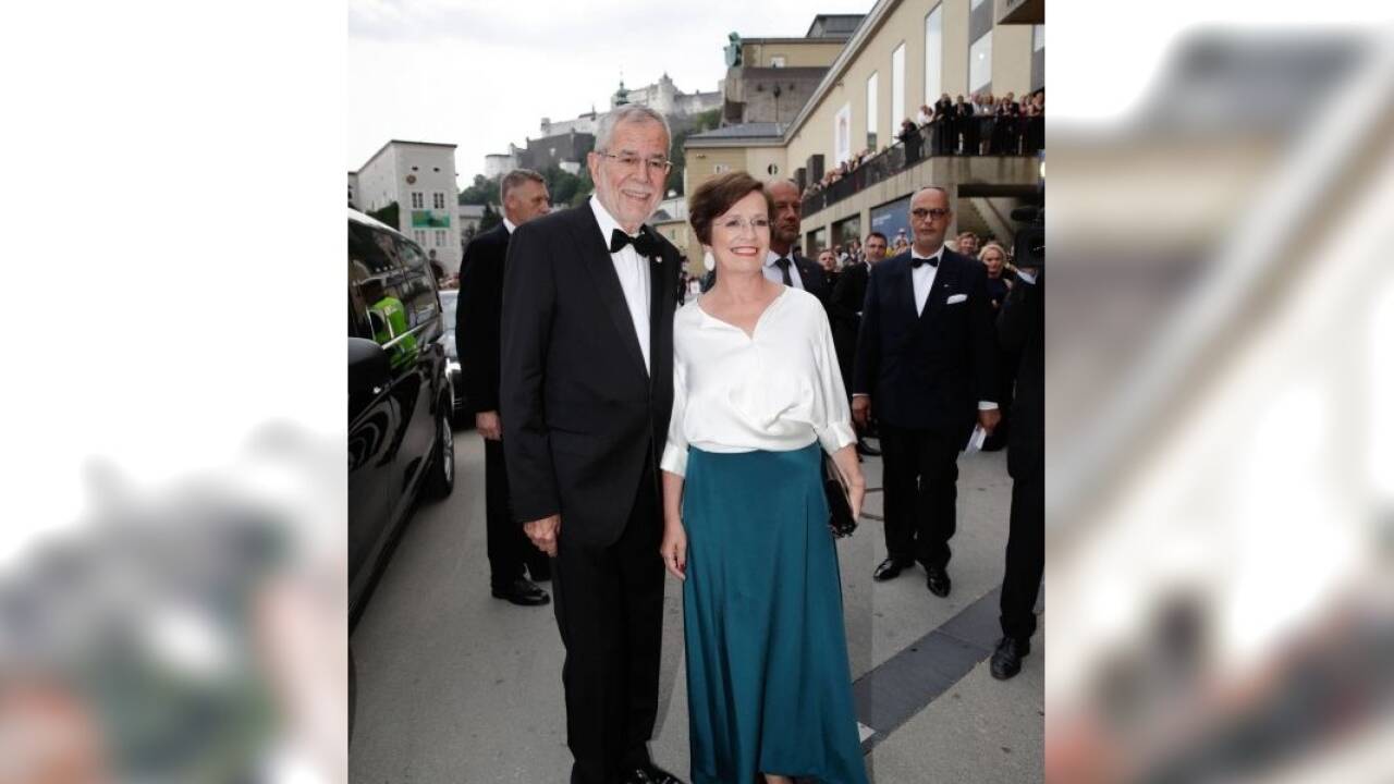 Bundespräsident Alexander van der Bellen und und seine Gattin Doris Schmidauer.  