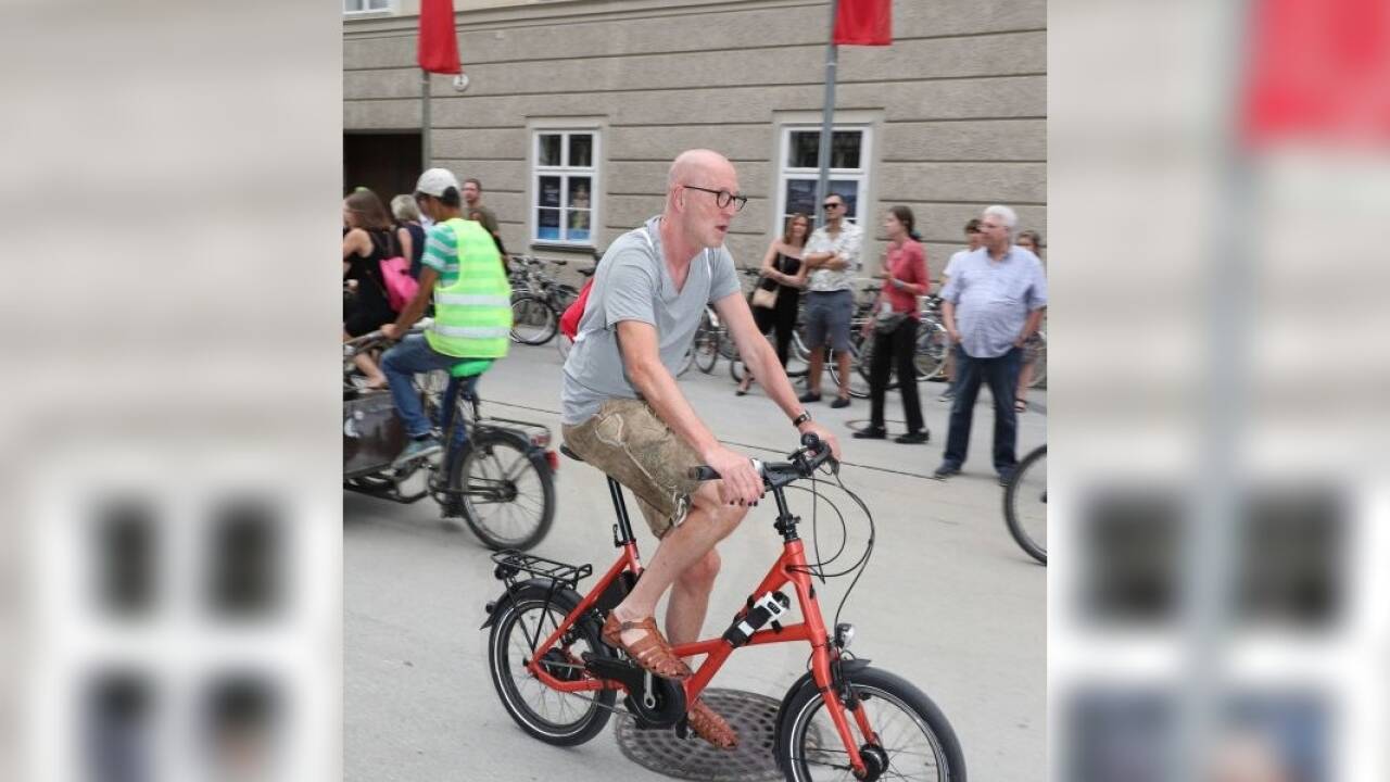 Kam mit dem Fahrrad: Peter Lohmeyer. 