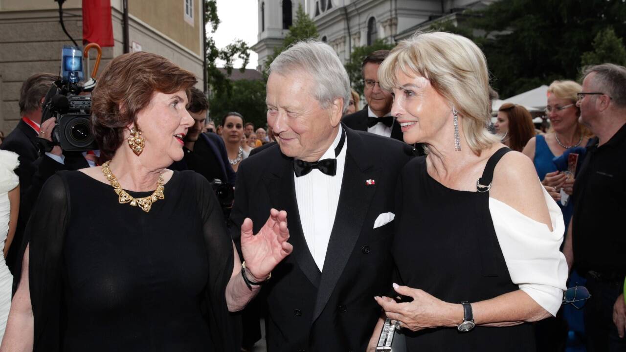 Festspielpräsidentin Helga Rabl Stadler im Gespräch mit Claudia und Wolfgang Porsche. 