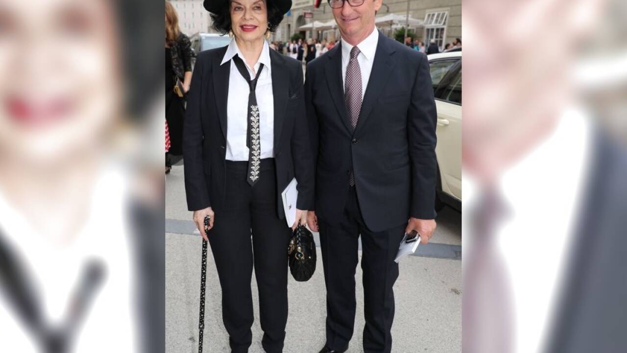 Bianca Jagger im Alm-Look mit Thaddaeus Ropac. 