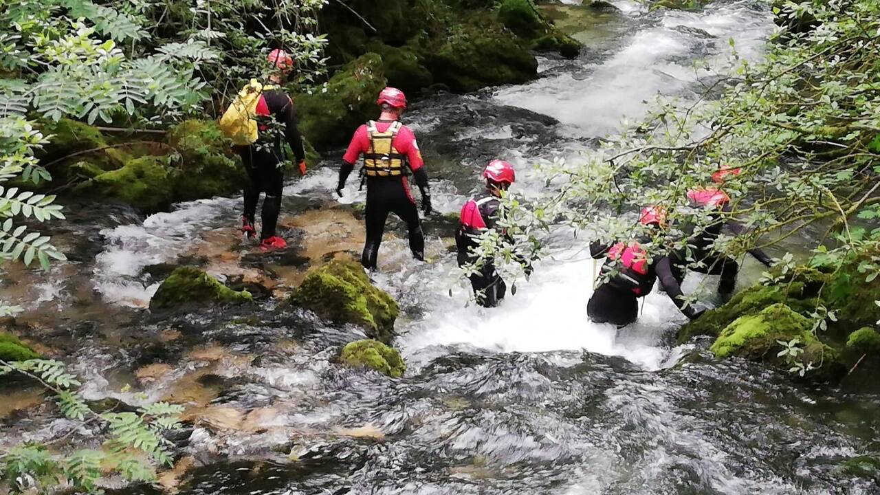 Einsatzkräfte aus mehreren Gemeinden, von Feuerwehr bis Wasserrettung, suchten nach dem Jugendlichen. 