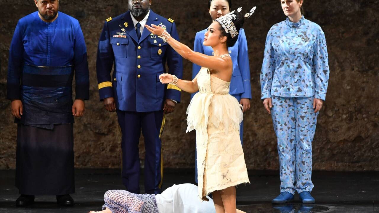  (v.l.) Jonathan Lemalu (Nettuno/La voce), Russell Thomas (Idomeneo), Ying Fang (Ilia), Paula Murrihy (Idamante) und im Vordergrund Nicole Chevalier (Elettra) und Tänzerin Briten Mahealani Fuimaono.  