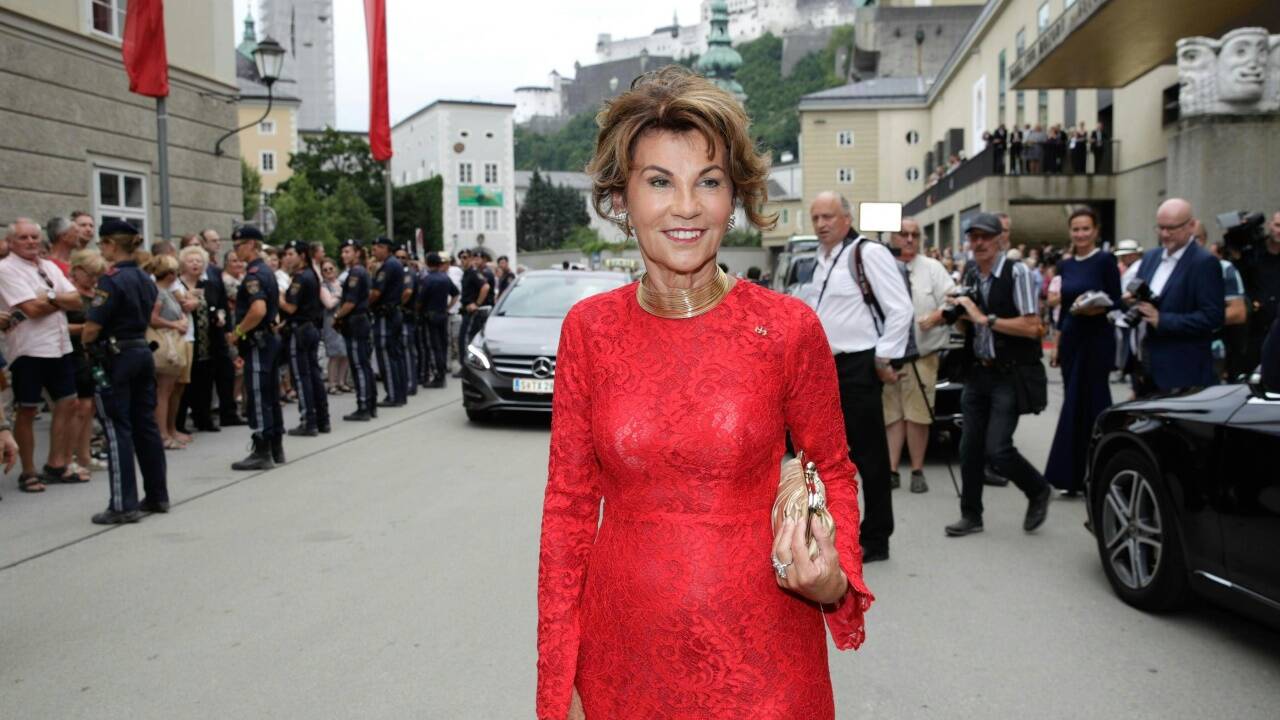 Kanzlerin Brigitte Bierlein ganz in Rot. Prominenz, Limousinen und Zaungäste tummeln sich vor dem Festspielhaus. 