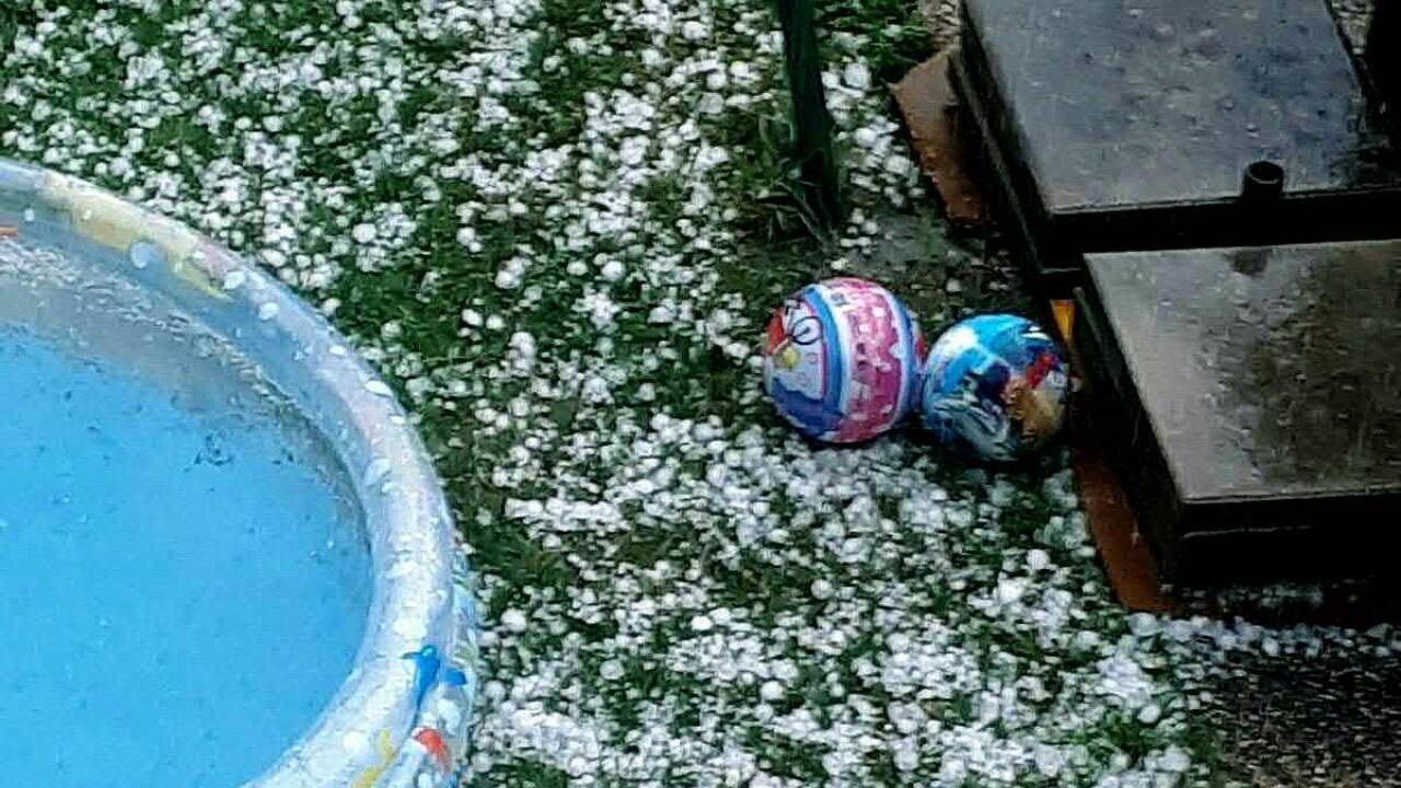 Hagelkörner in einem Garten in Pernegg im Bezirk Bruck an der Mur.  