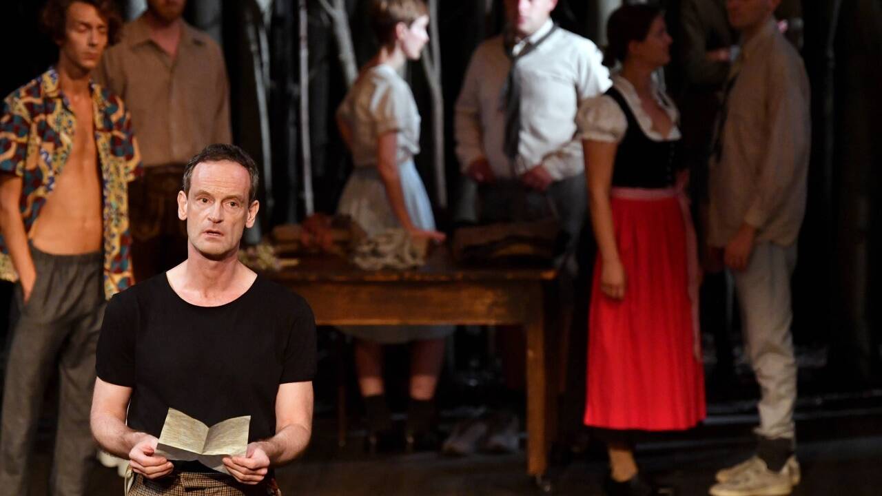 Bernardo Arias Porras (Julius Caesar/B/Verteidiger/Junge), Lukas Turtur (Feldwebel/Richter/Stimme des Vaters/Polizist/Kellner/Schüler/Dienstbote), Jörg Hartmann (Lehrer), Veronika Bachfischer (L/Mutter des Z/Innere Stimmen des Lehrers/Stimme der Mutter/Fräulein/Forensikerin/Kellnerin/Filmschauspielerin), Damir Avdic (N/Vater des N/Bürgermeister/Bauer/Diener/Hauptkommissar/Kellner), Alina Stiegler (Eva/Direktorin/Mädchen/Mutter des N/Nelly/Mutter des T/Dienstbotin) und Laurenz Laufenberg (Z/Pfarrer/Polizist/Junge/Kellner) Bernardo Arias Porras (Julius Caesar/B/Verteidiger/Junge), Lukas Turtur (Feldwebel/Richter/Stimme des Vaters/Polizist/Kellner/Schüler/Dienstbote), Jörg Hartmann (Lehrer), Veronika Bachfischer (L/Mutter des Z/Innere Stimmen des Lehrers/Stimme der Mutter/Fräulein/Forensikerin/Kellnerin/Filmschauspielerin), Damir Avdic (N/Vater des N/Bürgermeister/Bauer/Diener/Hauptkommissar/Kellner), Alina Stiegler (Eva/Direktorin/Mädchen/Mutter des N/Nelly/Mutter des T/Dienstbotin) und Laurenz Laufenberg (Z/Pfarrer/Polizist/Junge/Kellner)