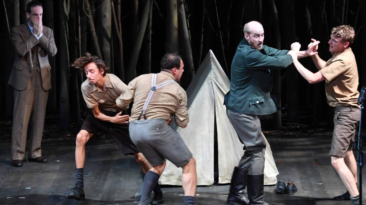 Jörg Hartmann (Lehrer), Bernardo Arias Porras (Julius Caesar/B/Verteidiger/Junge), Damir Avdic (N/Vater des N/Bürgermeister/Bauer/Diener/Hauptkommissar/Kellner),Lukas Turtur (Feldwebel/Richter/Stimme des Vaters/Polizist/Kellner/Schüler/Dienstbote),Laurenz Laufenberg (Z/Pfarrer/Polizist/Junge/Kellner) Jörg Hartmann (Lehrer), Bernardo Arias Porras (Julius Caesar/B/Verteidiger/Junge), Damir Avdic (N/Vater des N/Bürgermeister/Bauer/Diener/Hauptkommissar/Kellner),Lukas Turtur (Feldwebel/Richter/Stimme des Vaters/Polizist/Kellner/Schüler/Dienstbote),Laurenz Laufenberg (Z/Pfarrer/Polizist/Junge/Kellner)