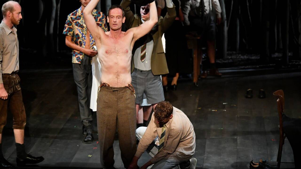Lukas Turtur (Feldwebel/Richter/Stimme des Vaters/Polizist/Kellner/Schüler/Dienstbote), Bernardo Arias Porras (Julius Caesar/B/Verteidiger/Junge), Jörg Hartmann (Lehrer), Moritz Gottwald (T/Innere Stimme des Lehrers/Kommissar/Staatsanwalt/Junge),Laurenz Laufenberg (Z/Pfarrer/Polizist/Junge/Kellner) Lukas Turtur (Feldwebel/Richter/Stimme des Vaters/Polizist/Kellner/Schüler/Dienstbote), Bernardo Arias Porras (Julius Caesar/B/Verteidiger/Junge), Jörg Hartmann (Lehrer), Moritz Gottwald (T/Innere Stimme des Lehrers/Kommissar/Staatsanwalt/Junge),Laurenz Laufenberg (Z/Pfarrer/Polizist/Junge/Kellner)