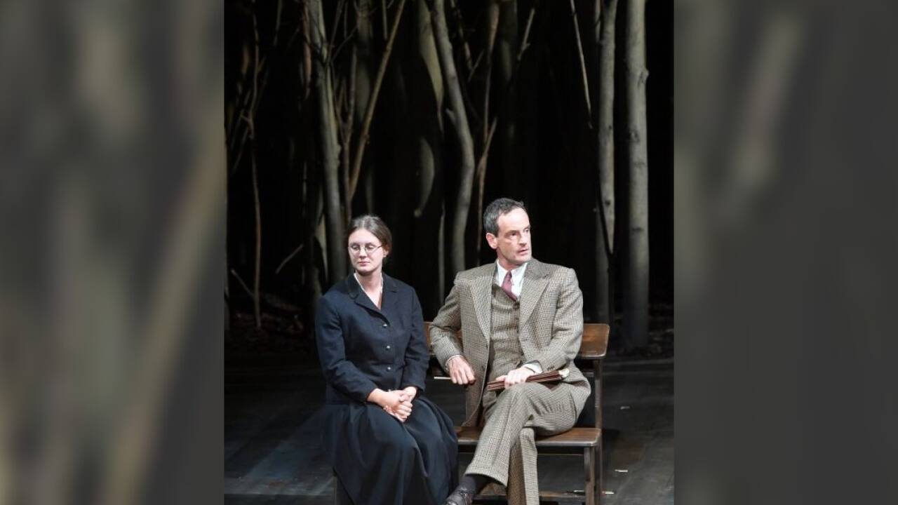 Alina Stiegler (Eva/Direktorin/Mädchen/Mutter des N/Nelly/Mutter des T/Dienstbotin), Jörg Hartmann (Lehrer) Alina Stiegler (Eva/Direktorin/Mädchen/Mutter des N/Nelly/Mutter des T/Dienstbotin), Jörg Hartmann (Lehrer)