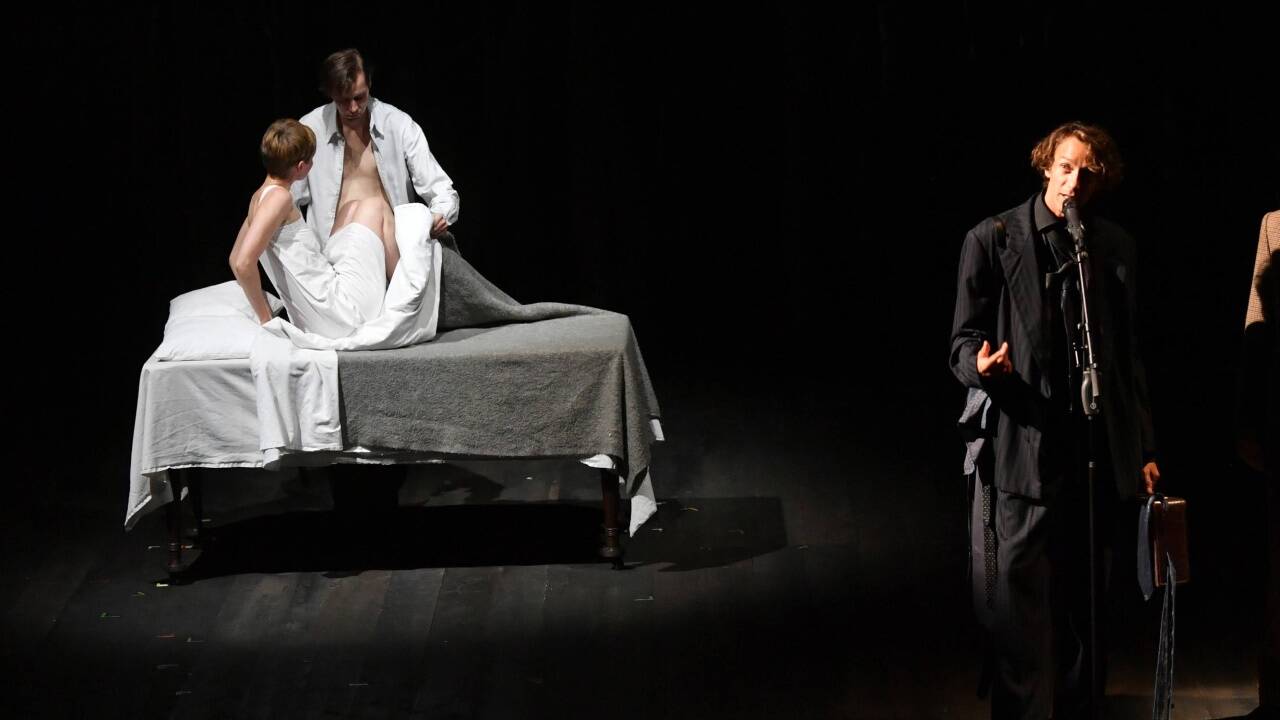 Jugend ohne Gott: Veronika Bachfischer (L/Mutter des Z/Innere Stimmen des Lehrers/Stimme der Mutter/Fräulein/Forensikerin/Kellnerin/Filmschauspielerin), Moritz Gottwald (T/Innere Stimme des Lehrers/Kommissar/Staatsanwalt/Junge), Bernardo Arias Porras (Julius Caesar/B/Verteidiger/Junge), Jörg Hartmann (Lehrer) Jugend ohne Gott: Veronika Bachfischer (L/Mutter des Z/Innere Stimmen des Lehrers/Stimme der Mutter/Fräulein/Forensikerin/Kellnerin/Filmschauspielerin), Moritz Gottwald (T/Innere Stimme des Lehrers/Kommissar/Staatsanwalt/Junge), Bernardo Arias Porras (Julius Caesar/B/Verteidiger/Junge), Jörg Hartmann (Lehrer)