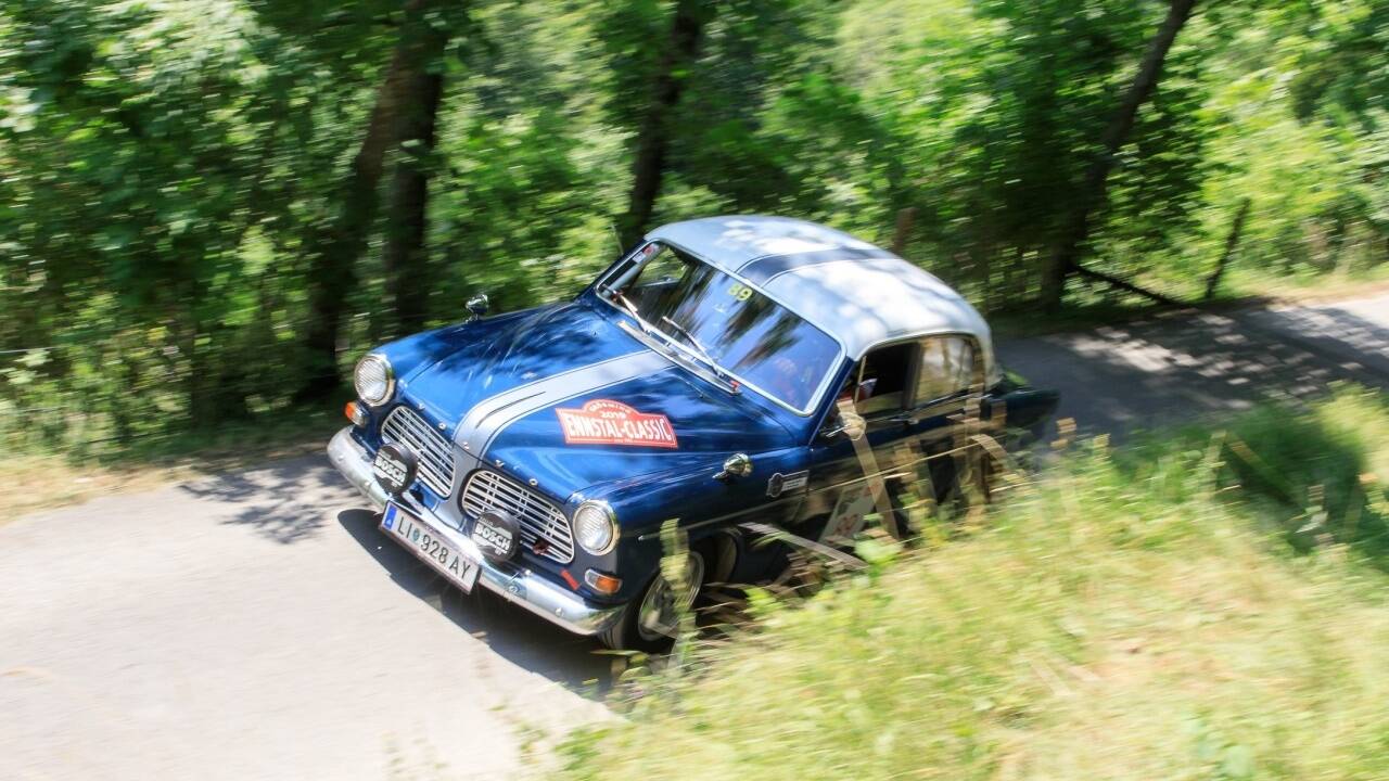 Auto fahren wie damals in der traumhaften Landschaft. 