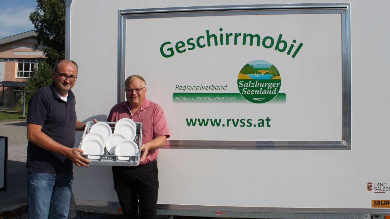 Simon Wallner und Gerhard Pausch vom Regionalverband mit dem Geschirrmobil. 