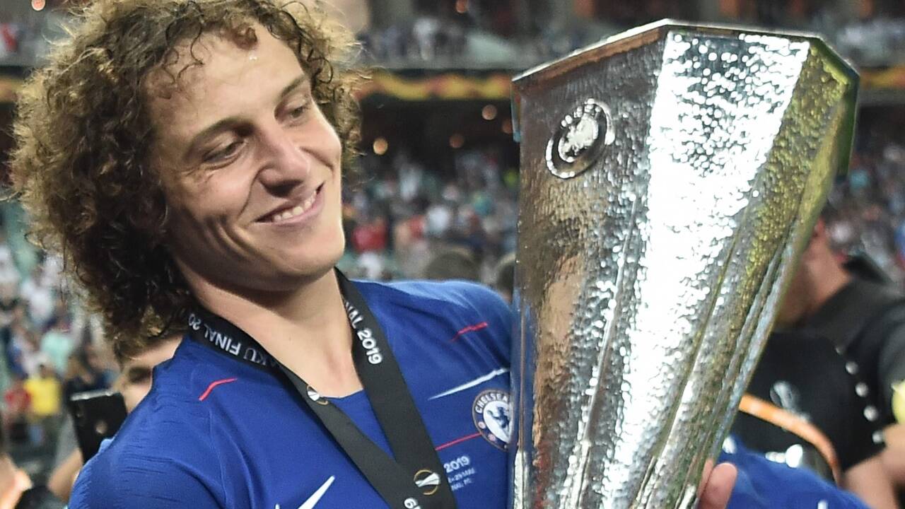 David Luiz mit dem Europa-League-Pokal. 