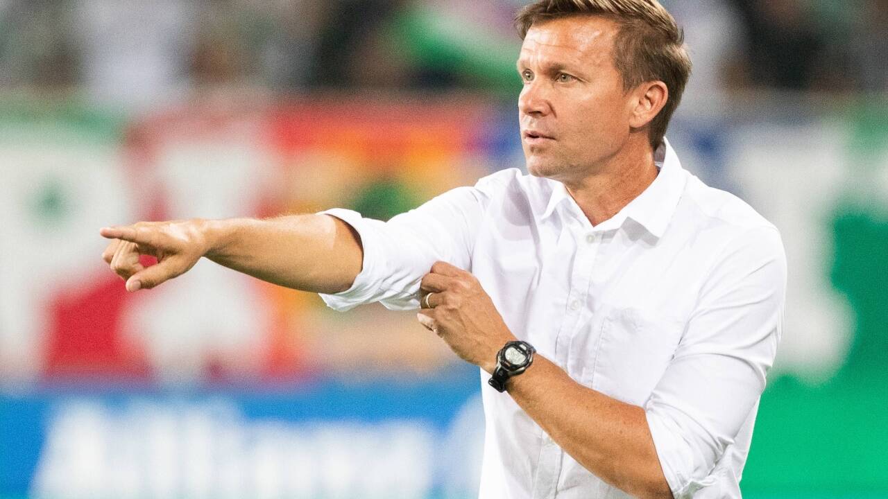 Bullen-Trainer Jesse Marsch wird mit einem Mikrofon ausgestattet. 