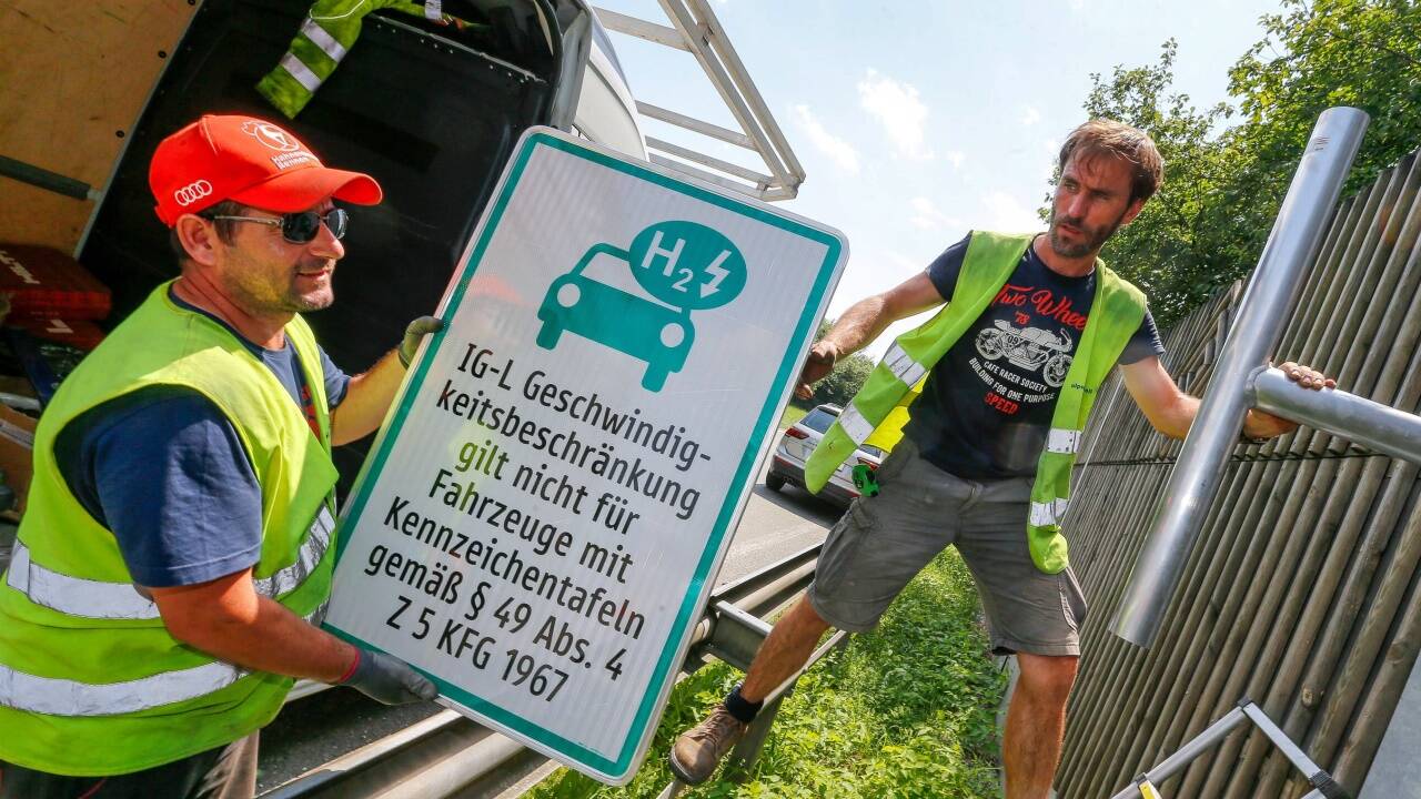 Seit Anfang Juli sind die Hinweisschilder montiert. Für Elektroautos mit grünem Kennzeichen gilt die IG-L Geschwindigkeitsbeschränkung nicht.  