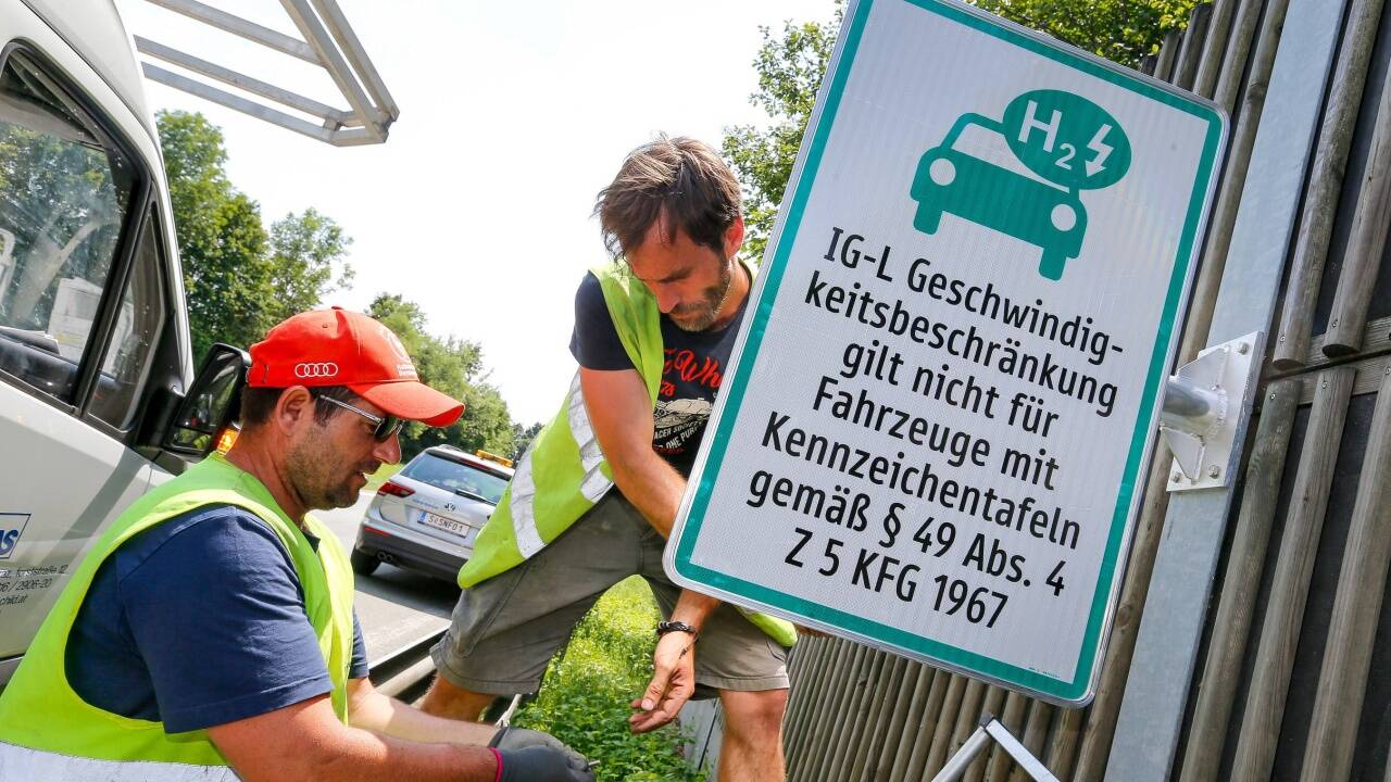 Seit Anfang Juli sind die Hinweisschilder montiert. Für Elektroautos mit grünem Kennzeichen gilt die IG-L Geschwindigkeitsbeschränkung nicht.  