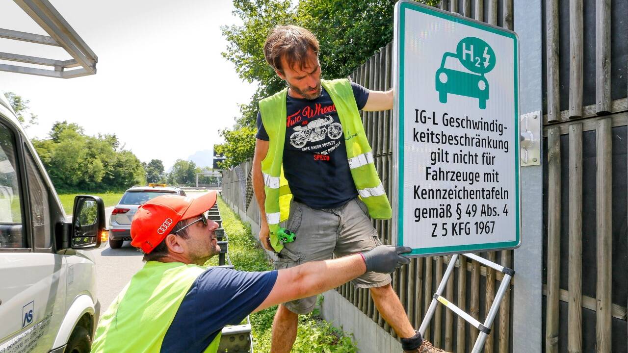 Seit Anfang Juli sind die Hinweisschilder montiert. Für Elektroautos mit grünem Kennzeichen gilt die IG-L Geschwindigkeitsbeschränkung nicht.  