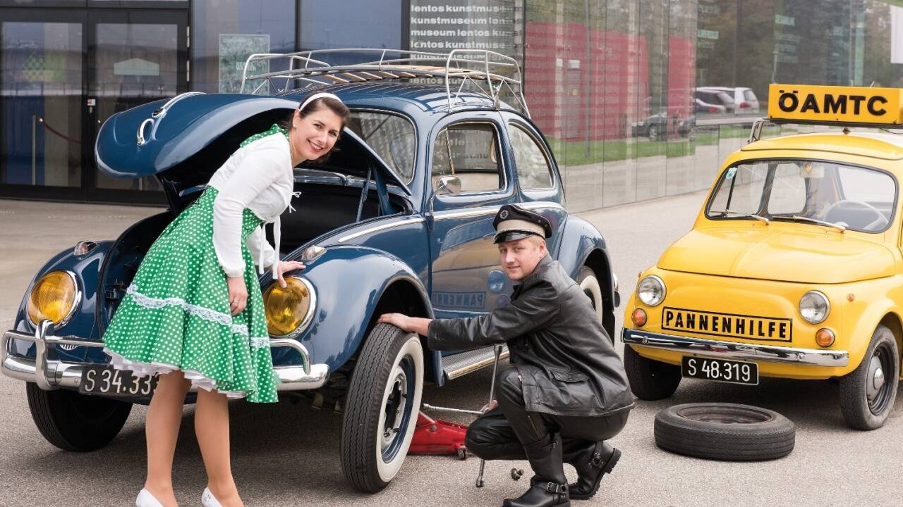 Pannenhilfe anno 1959 (nachgestelltes Foto mit Originalfahrzeugen). 