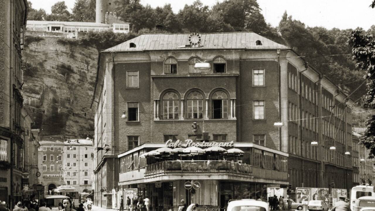 Der 'Mississippi-Dampfer' vor der alten Realschule am Hanuschplatz. Es war kein Anbau, sondern ein eigenes Gebäude. Vorstellen kann man es sich wie eine kleine (Verkehrs-)Insel mit Terrassencafé.  