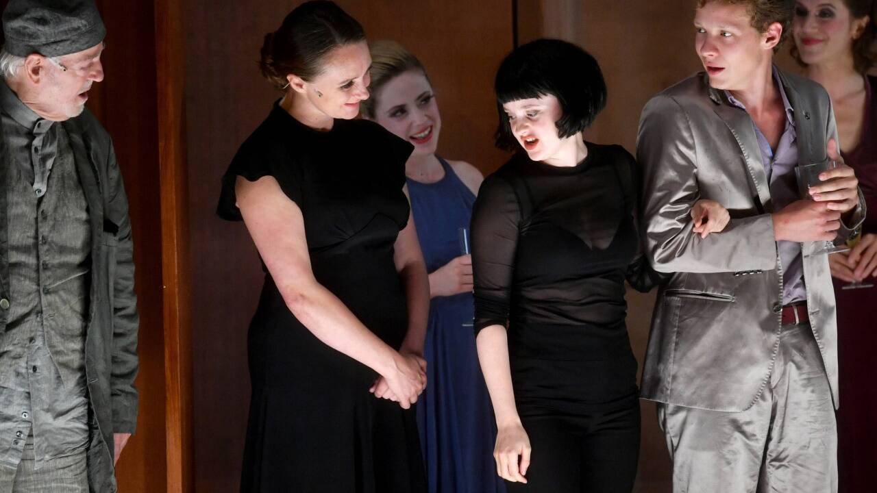 Martin Schwab (Doppelpunkt, Suslows Onkel), Gerti Drassl (Kalerija, Bassows Schwester), Maresi Riegner (Sonja, ihre Tochter), Felix Kammerer (Simin, Student) Martin Schwab (Doppelpunkt, Suslows Onkel), Gerti Drassl (Kalerija, Bassows Schwester), Maresi Riegner (Sonja, ihre Tochter), Felix Kammerer (Simin, Student)