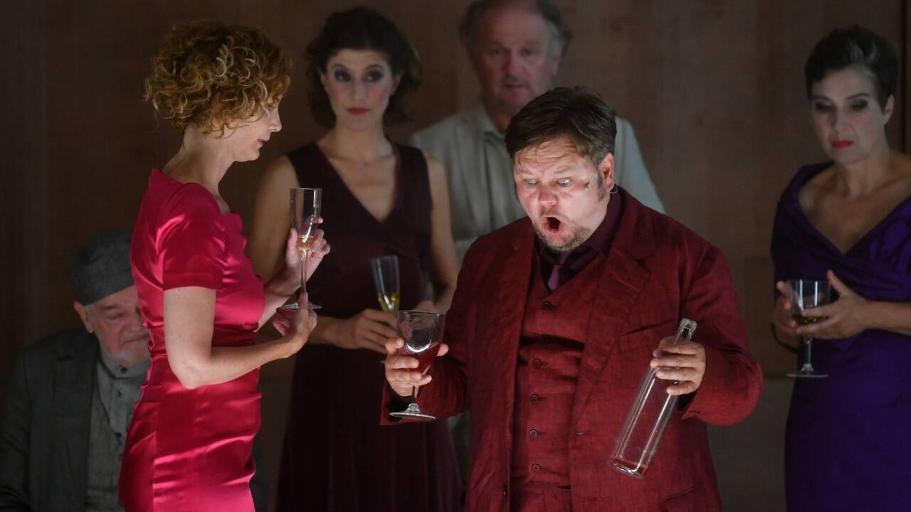 Matthias Buss (Kirill Dudakow, Arzt, m.) und Mira Partecke (Olga Aleksejewna, seine Frau, l.) Matthias Buss (Kirill Dudakow, Arzt, m.) und Mira Partecke (Olga Aleksejewna, seine Frau, l.)