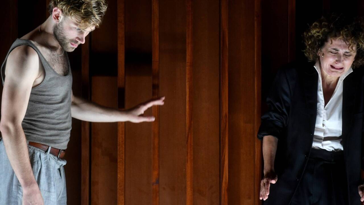 Paul Behren (Wlas, Bruder von Warwara) und Marie-Lou Sellem (Marja Lwowna, Ärztin) Paul Behren (Wlas, Bruder von Warwara) und Marie-Lou Sellem (Marja Lwowna, Ärztin)