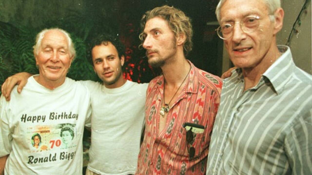 2009: Der legendäre britische Postzugräuber Ronnie Biggs (hier auf einem Foto zu seinem 70. Geburtstag) wird kurz vor seinem 80. Geburtstag begnadigt. Der Grund dafür sei dessen schlechter Gesundheitszustand, teilt Justizminister Jack Straw mit. Tags darauf wird er entlassen und kommt in ein Pflegeheim. 2009: Der legendäre britische Postzugräuber Ronnie Biggs (hier auf einem Foto zu seinem 70. Geburtstag) wird kurz vor seinem 80. Geburtstag begnadigt. Der Grund dafür sei dessen schlechter Gesundheitszustand, teilt Justizminister Jack Straw mit. Tags darauf wird er entlassen und kommt in ein Pflegeheim.