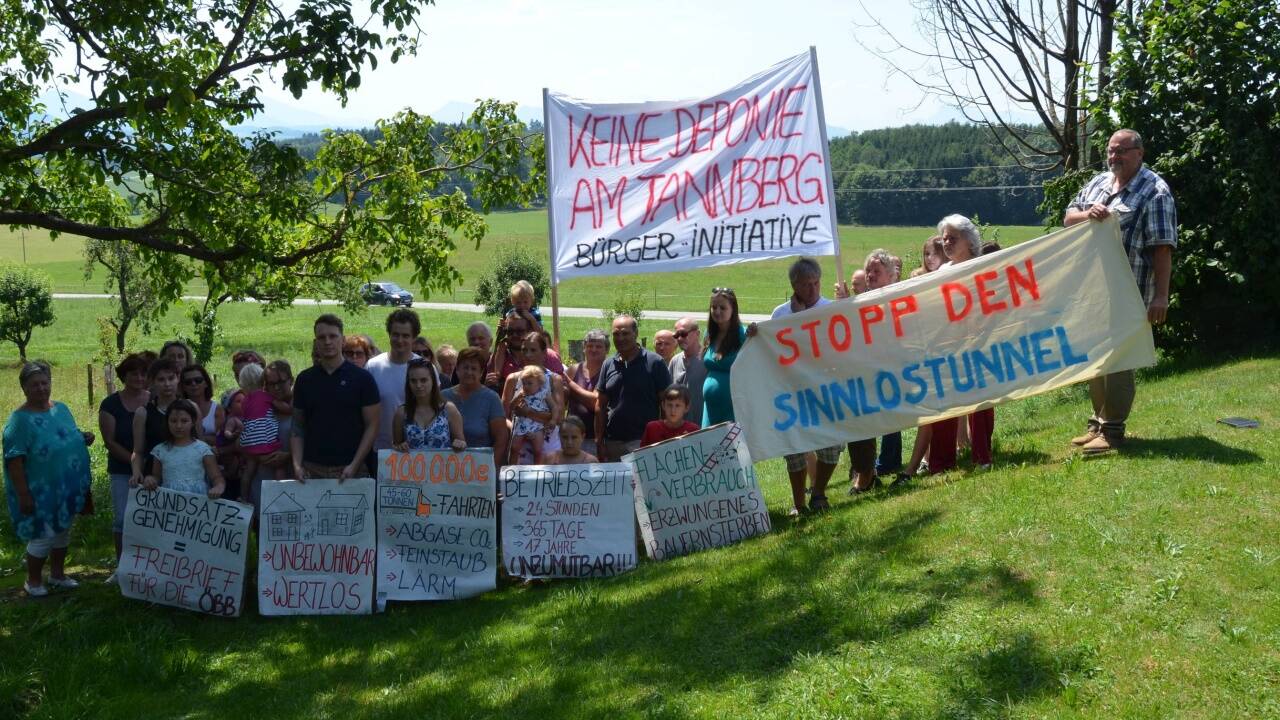 Die Köstendorfer „Interessengemeinschaft verträglicher Bahntunnel“ mit Sprecher Helmut Nocker und die Bürgerinitiative „Stoppt die Deponie am Tannberg“ aus Lochen mit Sprecherin Christiana Maderegger kämpfen gemeinsam. Die Köstendorfer „Interessengemeinschaft verträglicher Bahntunnel“ mit Sprecher Helmut Nocker und die Bürgerinitiative „Stoppt die Deponie am Tannberg“ aus Lochen mit Sprecherin Christiana Maderegger kämpfen gemeinsam.