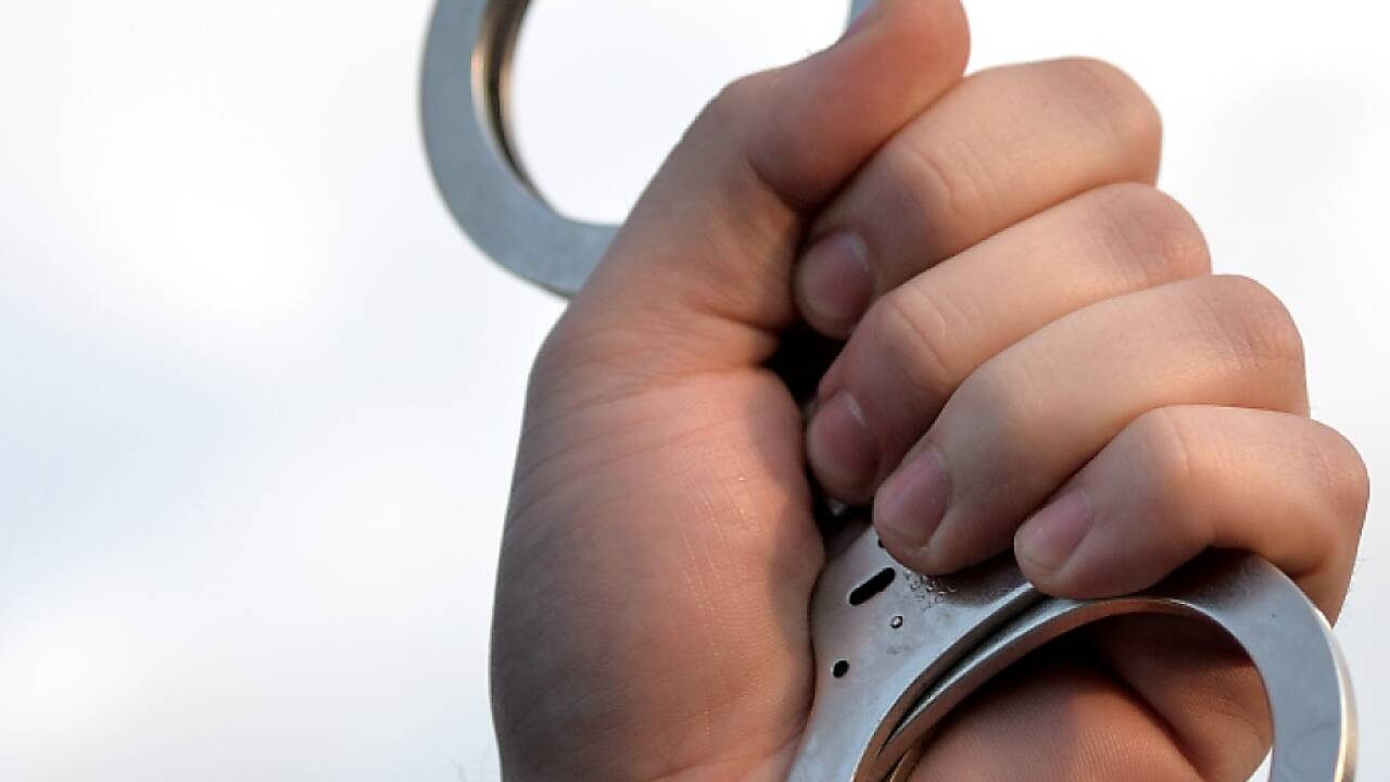 Die Polizei nahm den Mann wieder fest (Symbolbild).  Die Polizei nahm den Mann wieder fest (Symbolbild).