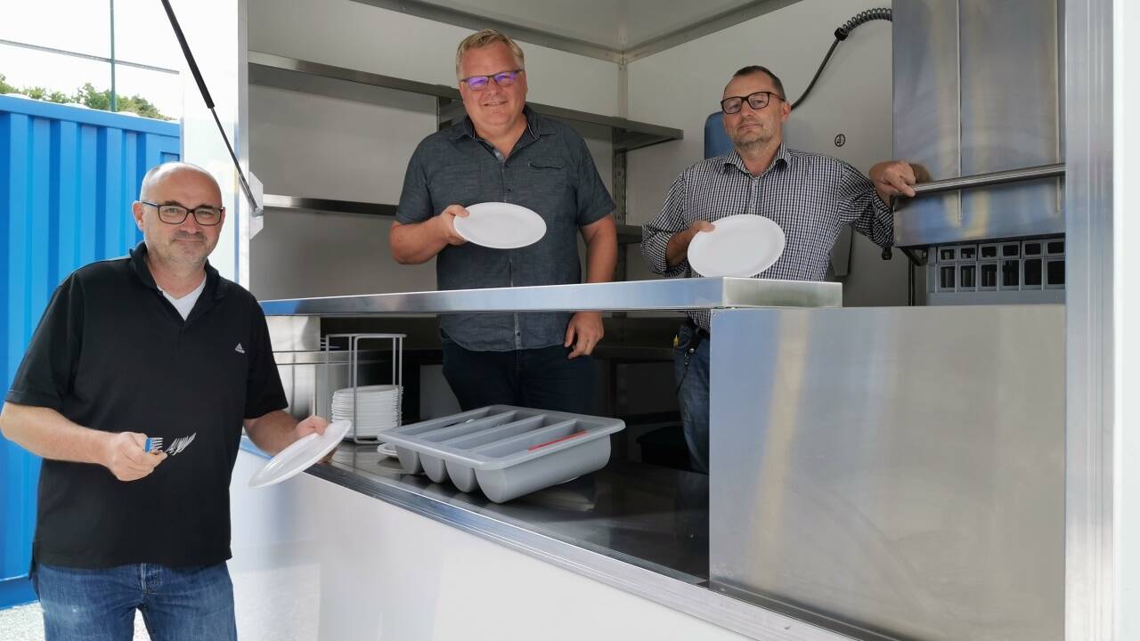 Gerhard Pausch, Simon Wallner und Gerhard Fellner im Geschirrmobil des Seenlands.  