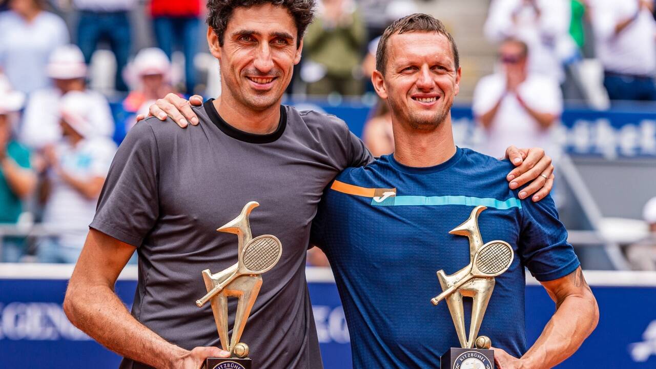 Philipp Oswald (l.) krönt in Kitzbühel eine dreiwöchige Erfolgsserie. Philipp Oswald (l.) krönt in Kitzbühel eine dreiwöchige Erfolgsserie.