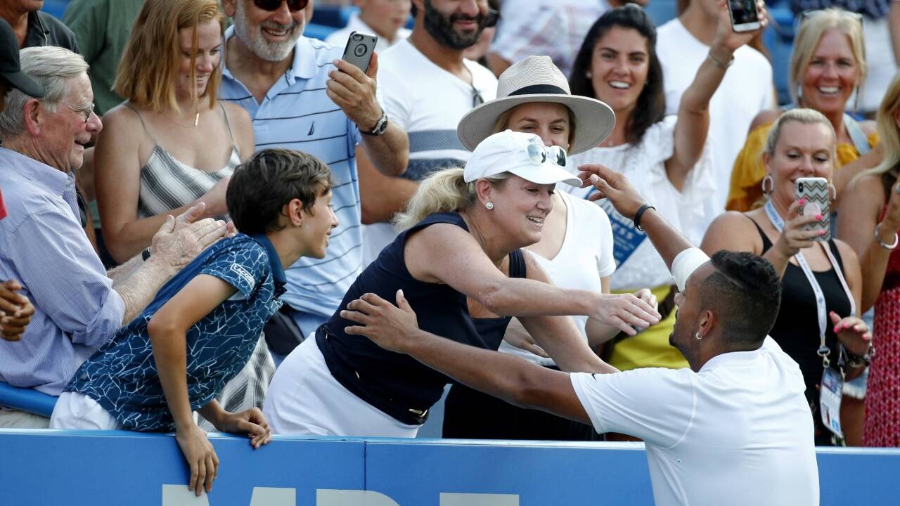 Er spielt mit den Zuschauern. 