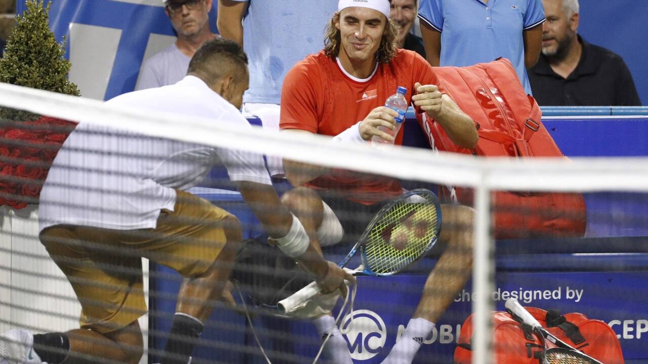 Seinem Halbfinalgegner Stefanos Tsitsipas brachte er neue Schuhe.  