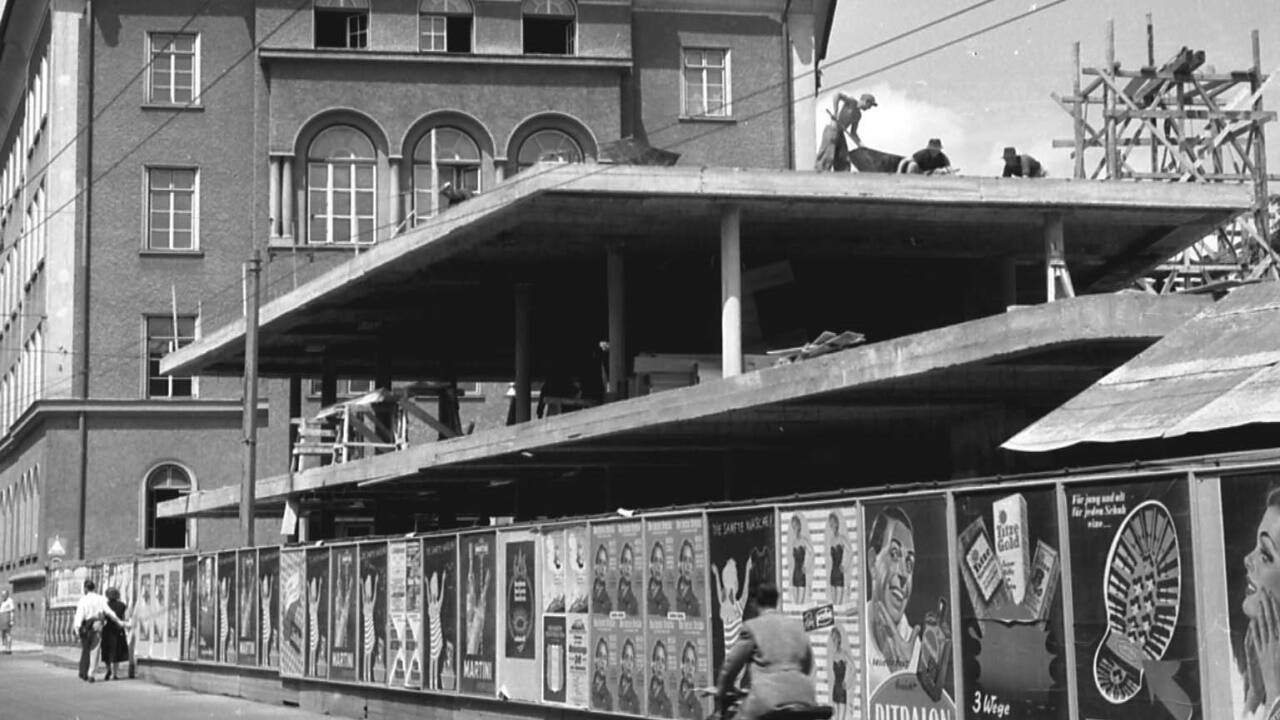 Der „Mississippi-Dampfer“ (Architekt Josef Becvar) im Bau – eine Aufnahme aus dem Jahr 1954.  