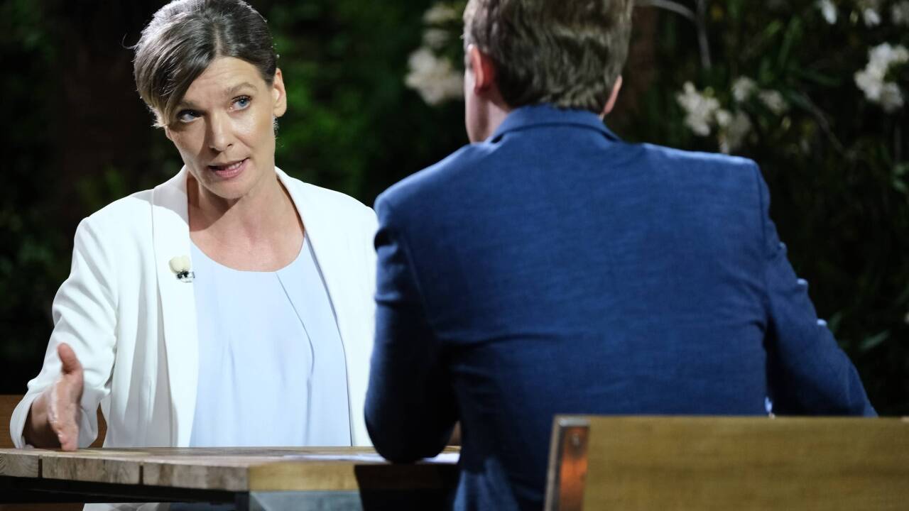 ORF-„Sommergespräch“: JETZT-Parteichefin Maria Stern bei Tobias Pötzelsberger. 